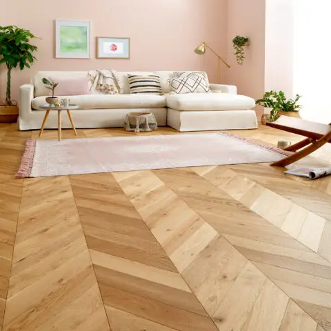PREDLOZI ZA UKLAPANJE PARKETA U RAZLIČITE ENTERIJERE 3 chevron brodski pod Rustik 1 480x480 1